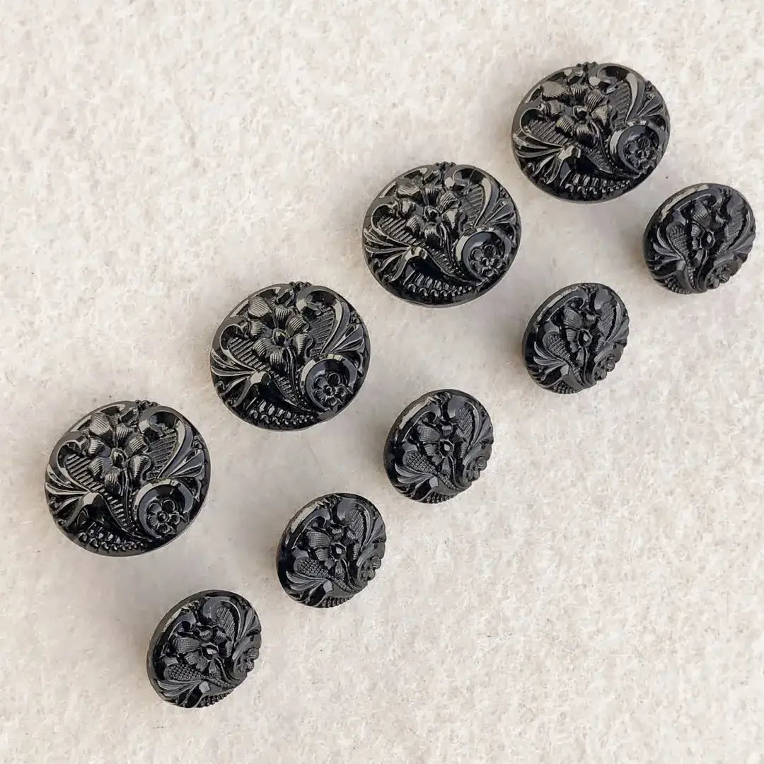 Trachtenknopf aus echtem Glas schwarz No. 27 – Bild 20 – Chiemgauer Heimatwerk Trachten-Onlineshop Trachtenknopf aus echtem Glas schwarz No. 27 - Bild 20 - Chiemgauer Heimatwerk Trachten-Onlineshop