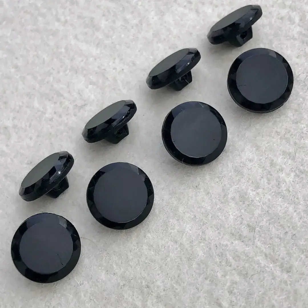 Trachtenknopf aus echtem Glas schwarz No. 28 – Bild 21 – Chiemgauer Heimatwerk Trachten-Onlineshop Trachtenknopf aus echtem Glas schwarz No. 28 - Bild 21 - Chiemgauer Heimatwerk Trachten-Onlineshop