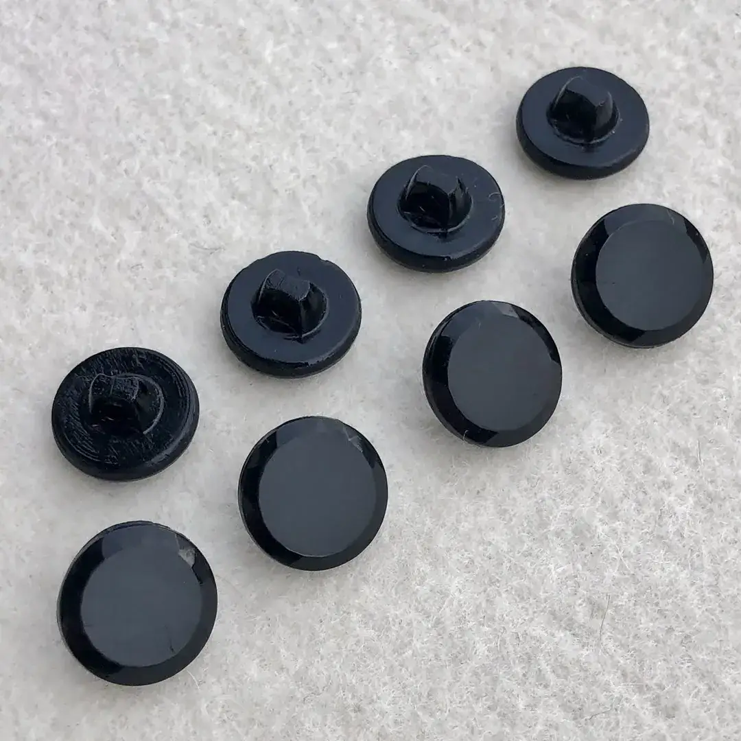 Trachtenknopf aus echtem Glas schwarz No. 28 – Bild 9 – Chiemgauer Heimatwerk Trachten-Onlineshop Trachtenknopf aus echtem Glas schwarz No. 28 - Bild 9 - Chiemgauer Heimatwerk Trachten-Onlineshop