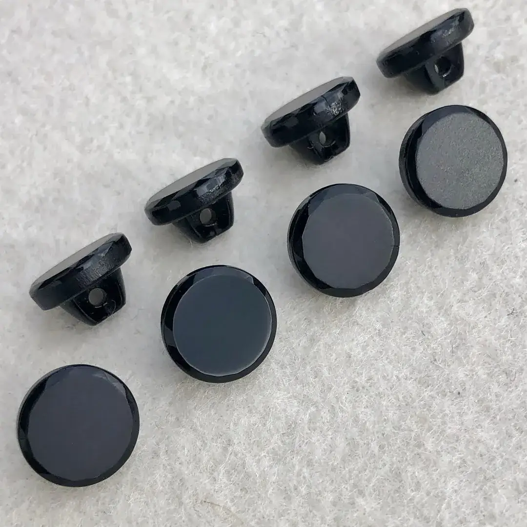 Trachtenknopf aus echtem Glas schwarz No. 29 – Bild 15 – Chiemgauer Heimatwerk Trachten-Onlineshop Trachtenknopf aus echtem Glas schwarz No. 29 - Bild 15 - Chiemgauer Heimatwerk Trachten-Onlineshop