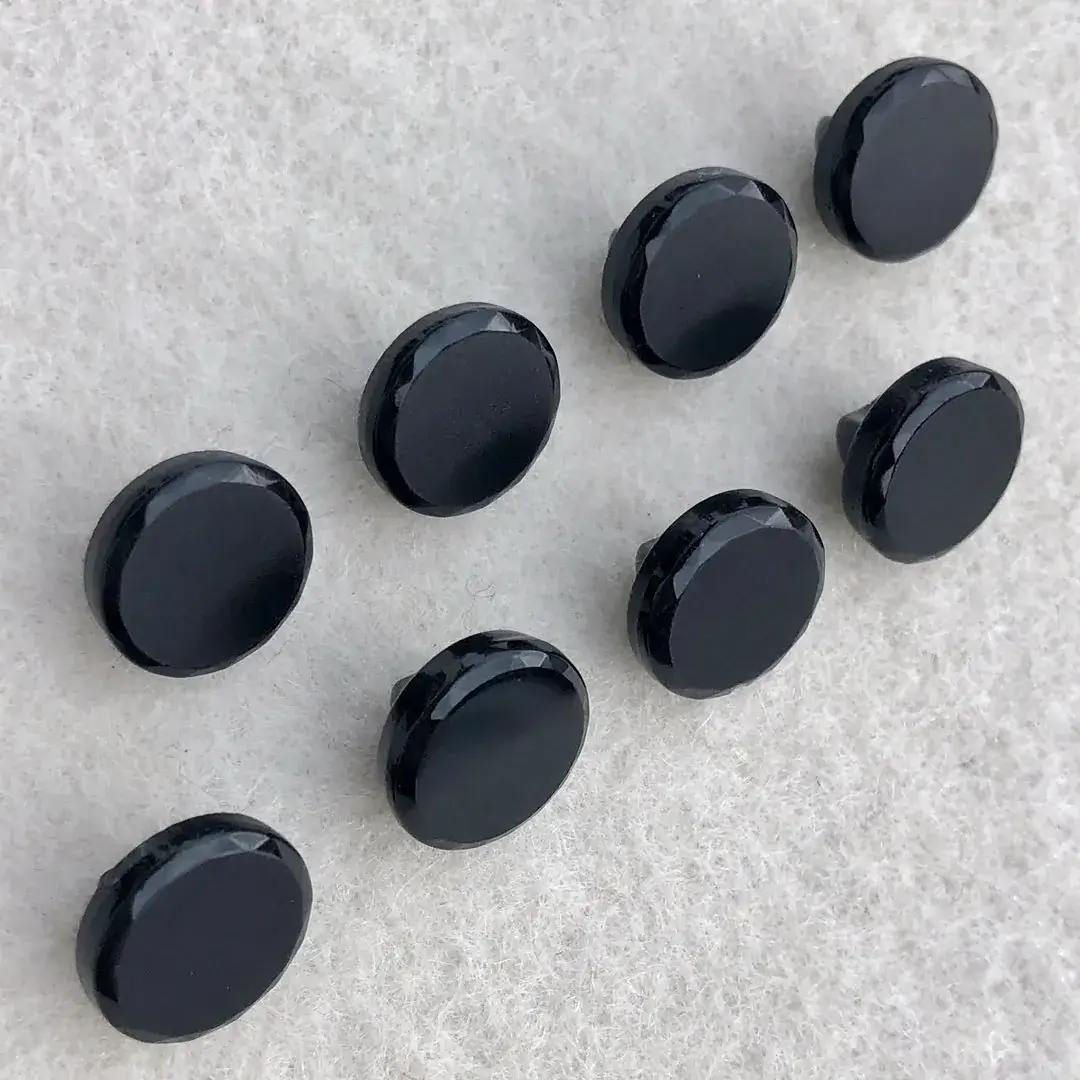 Trachtenknopf aus echtem Glas schwarz No. 29 – Bild 7 – Chiemgauer Heimatwerk Trachten-Onlineshop Trachtenknopf aus echtem Glas schwarz No. 29 - Bild 7 - Chiemgauer Heimatwerk Trachten-Onlineshop