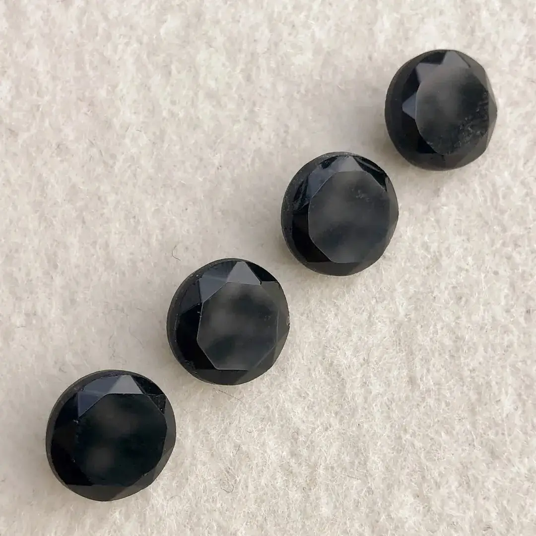 Trachtenknopf aus echtem Glas schwarz No. 30 – Bild 4 – Chiemgauer Heimatwerk Trachten-Onlineshop Trachtenknopf aus echtem Glas schwarz No. 30 - Bild 4 - Chiemgauer Heimatwerk Trachten-Onlineshop