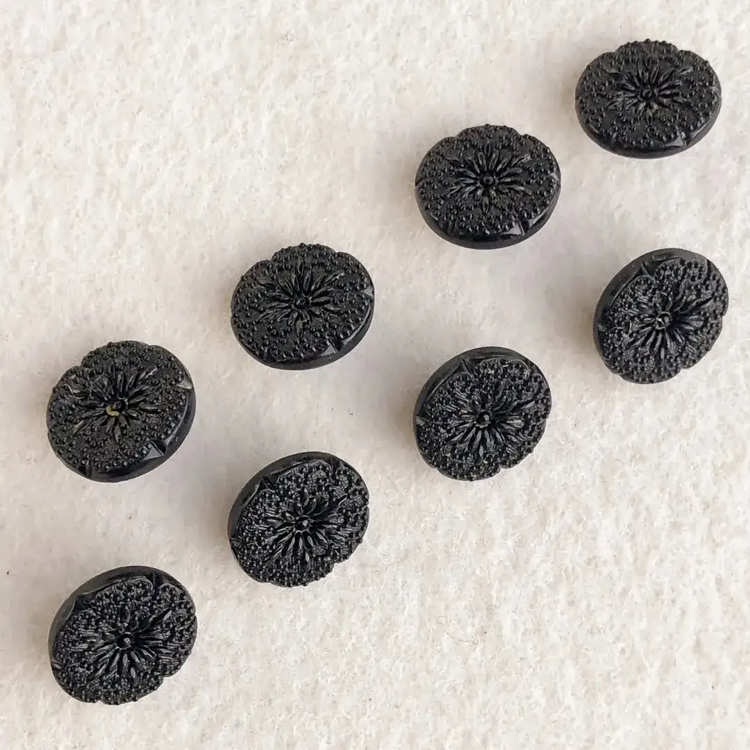 Trachtenknopf aus echtem Glas schwarz No. 32 – Bild 15 – Chiemgauer Heimatwerk Trachten-Onlineshop Trachtenknopf aus echtem Glas schwarz No. 32 - Bild 15 - Chiemgauer Heimatwerk Trachten-Onlineshop