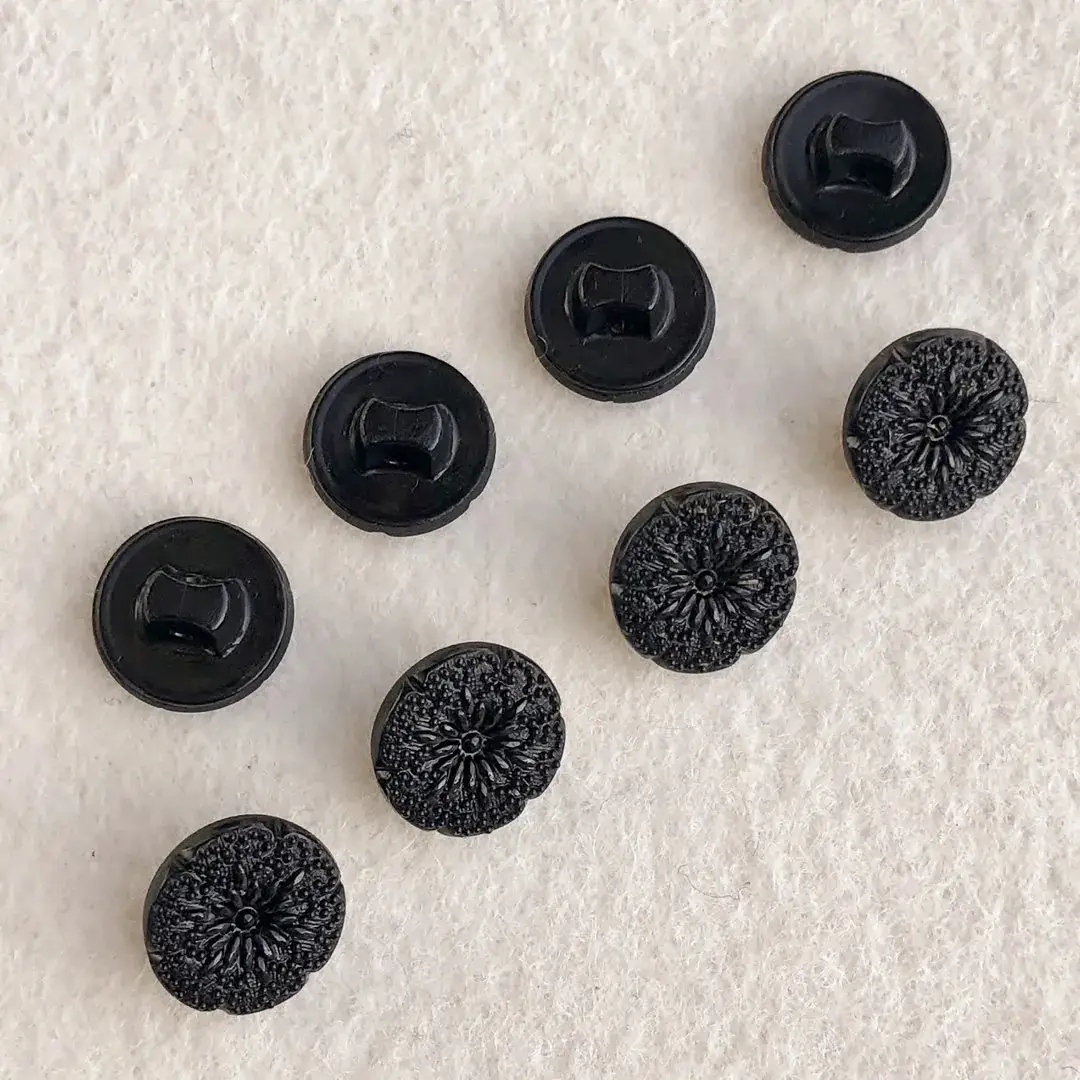 Trachtenknopf aus echtem Glas schwarz No. 32 – Bild 3 – Chiemgauer Heimatwerk Trachten-Onlineshop Trachtenknopf aus echtem Glas schwarz No. 32 - Bild 3 - Chiemgauer Heimatwerk Trachten-Onlineshop