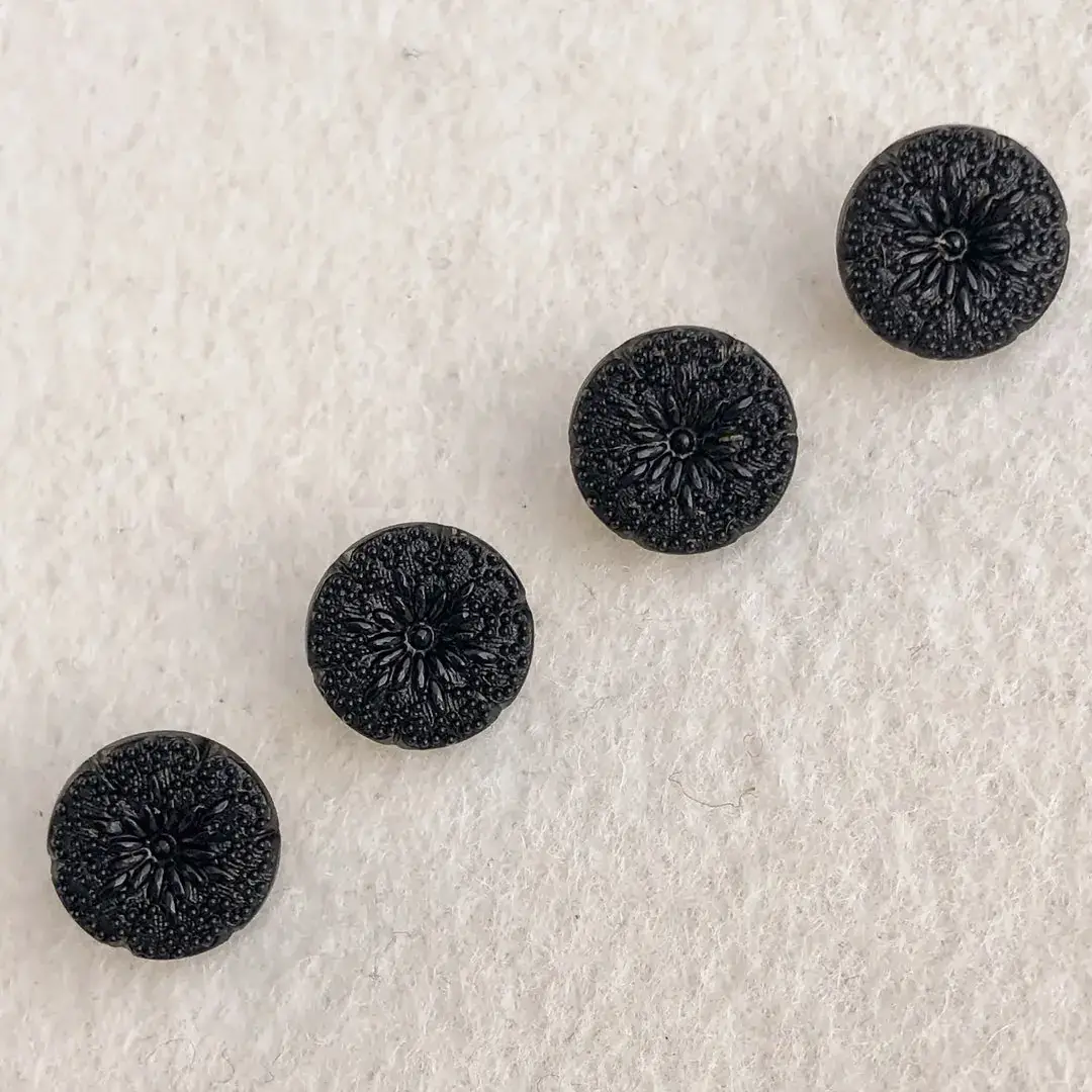 Trachtenknopf aus echtem Glas schwarz No. 32 – Bild 5 – Chiemgauer Heimatwerk Trachten-Onlineshop Trachtenknopf aus echtem Glas schwarz No. 32 - Bild 5 - Chiemgauer Heimatwerk Trachten-Onlineshop