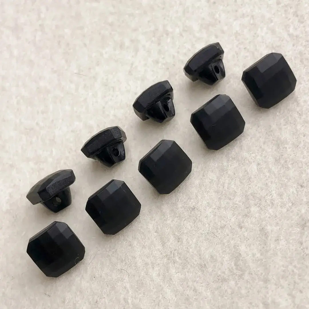 Trachtenknopf aus echtem Glas schwarz No. 37 – Bild 16 – Chiemgauer Heimatwerk Trachten-Onlineshop Trachtenknopf aus echtem Glas schwarz No. 37 - Bild 16 - Chiemgauer Heimatwerk Trachten-Onlineshop