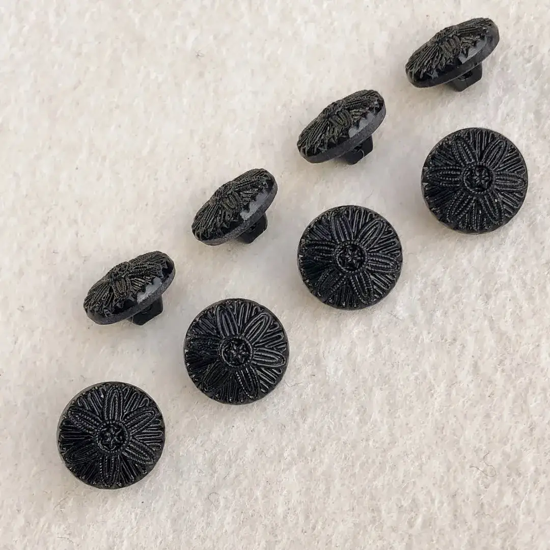 Trachtenknopf aus echtem Glas schwarz No. 4 – Bild 10 – Chiemgauer Heimatwerk Trachten-Onlineshop Trachtenknopf aus echtem Glas schwarz No. 4 - Bild 10 - Chiemgauer Heimatwerk Trachten-Onlineshop