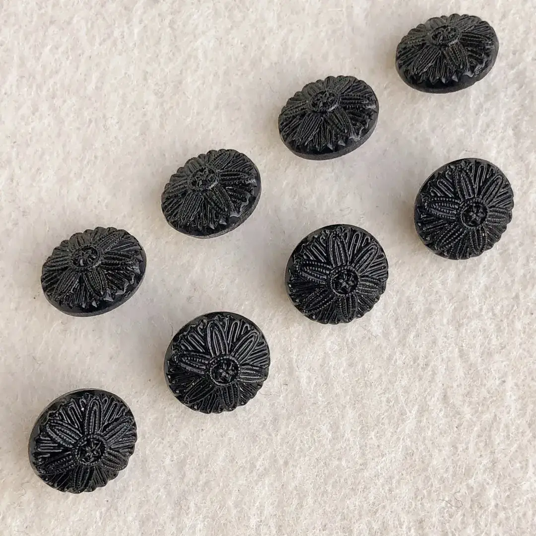 Trachtenknopf aus echtem Glas schwarz No. 4 – Bild 13 – Chiemgauer Heimatwerk Trachten-Onlineshop Trachtenknopf aus echtem Glas schwarz No. 4 - Bild 13 - Chiemgauer Heimatwerk Trachten-Onlineshop