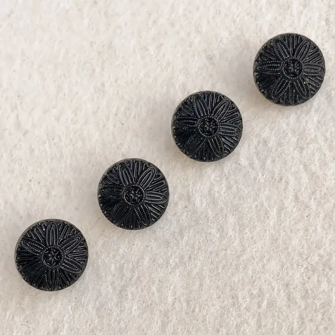 Trachtenknopf aus echtem Glas schwarz No. 4 – Bild 19 – Chiemgauer Heimatwerk Trachten-Onlineshop Trachtenknopf aus echtem Glas schwarz No. 4 - Bild 19 - Chiemgauer Heimatwerk Trachten-Onlineshop