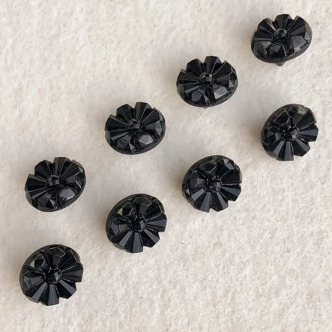 Trachtenknopf aus echtem Glas schwarz No. 41 – Bild 11 – Chiemgauer Heimatwerk Trachten-Onlineshop Trachtenknopf aus echtem Glas schwarz No. 41 - Bild 11 - Chiemgauer Heimatwerk Trachten-Onlineshop