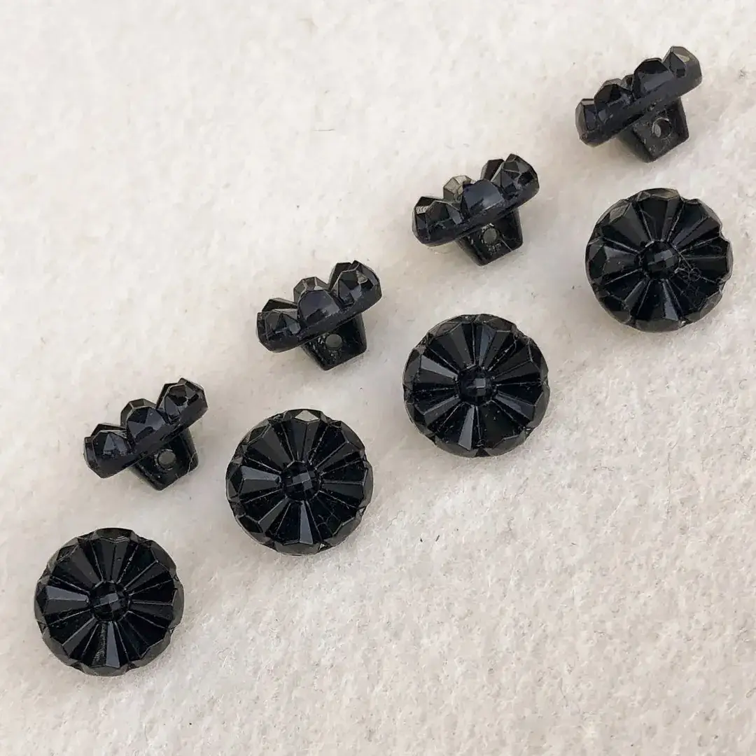 Trachtenknopf aus echtem Glas schwarz No. 41 – Bild 13 – Chiemgauer Heimatwerk Trachten-Onlineshop Trachtenknopf aus echtem Glas schwarz No. 41 - Bild 13 - Chiemgauer Heimatwerk Trachten-Onlineshop