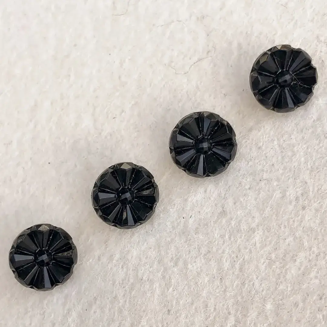 Trachtenknopf aus echtem Glas schwarz No. 41 – Bild 14 – Chiemgauer Heimatwerk Trachten-Onlineshop Trachtenknopf aus echtem Glas schwarz No. 41 - Bild 14 - Chiemgauer Heimatwerk Trachten-Onlineshop