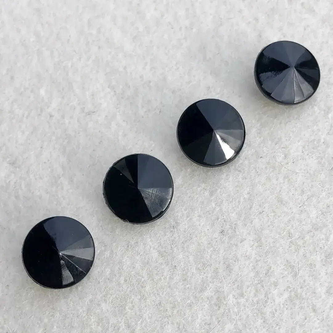 Trachtenknopf aus echtem Glas schwarz No. 48 – Bild 12 – Chiemgauer Heimatwerk Trachten-Onlineshop Trachtenknopf aus echtem Glas schwarz No. 48 - Bild 12 - Chiemgauer Heimatwerk Trachten-Onlineshop