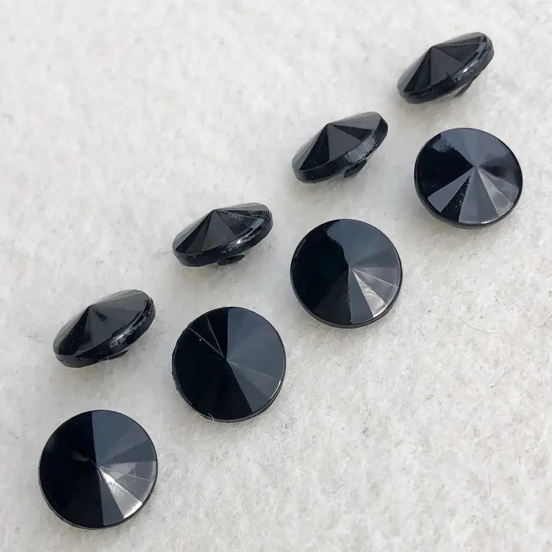 Trachtenknopf aus echtem Glas schwarz No. 48 – Bild 6 – Chiemgauer Heimatwerk Trachten-Onlineshop Trachtenknopf aus echtem Glas schwarz No. 48 - Bild 6 - Chiemgauer Heimatwerk Trachten-Onlineshop