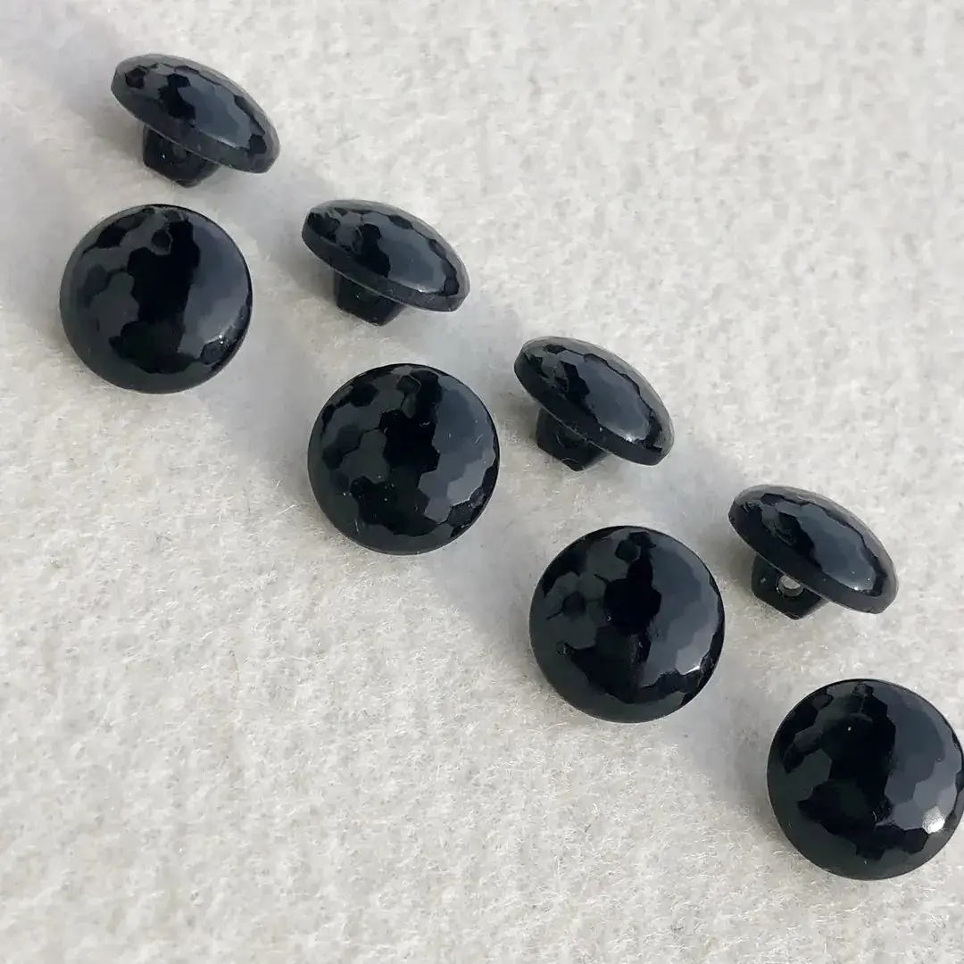 Trachtenknopf aus echtem Glas schwarz No. 49 – Bild 19 – Chiemgauer Heimatwerk Trachten-Onlineshop Trachtenknopf aus echtem Glas schwarz No. 49 - Bild 19 - Chiemgauer Heimatwerk Trachten-Onlineshop