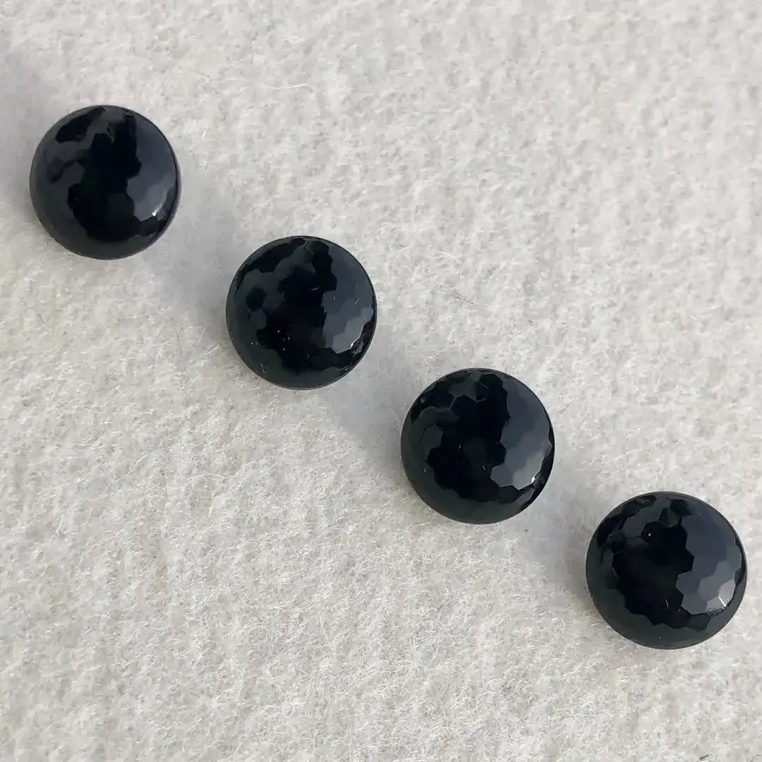 Trachtenknopf aus echtem Glas schwarz No. 49 – Bild 5 – Chiemgauer Heimatwerk Trachten-Onlineshop Trachtenknopf aus echtem Glas schwarz No. 49 - Bild 5 - Chiemgauer Heimatwerk Trachten-Onlineshop