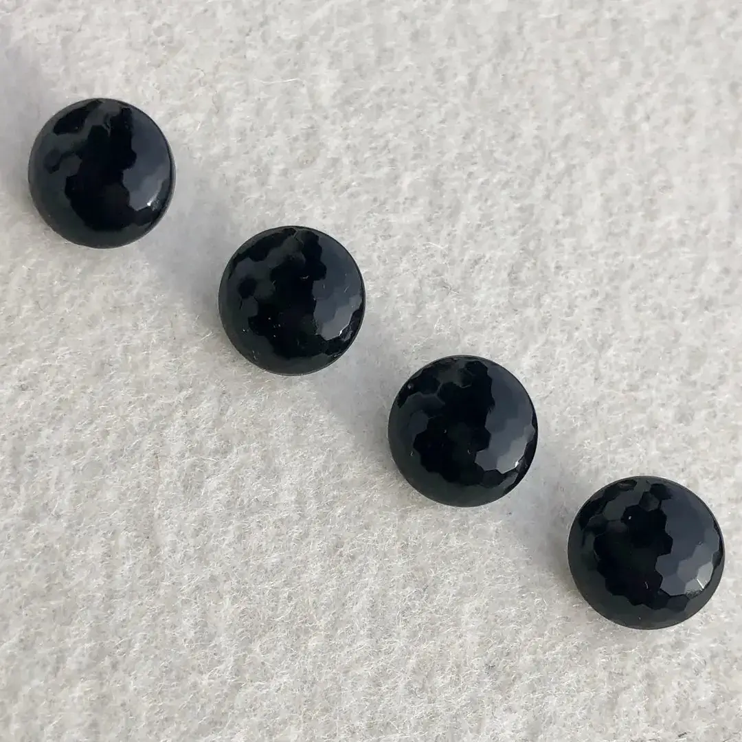 Trachtenknopf aus echtem Glas schwarz No. 50 – Bild 3 – Chiemgauer Heimatwerk Trachten-Onlineshop Trachtenknopf aus echtem Glas schwarz No. 50 - Bild 3 - Chiemgauer Heimatwerk Trachten-Onlineshop
