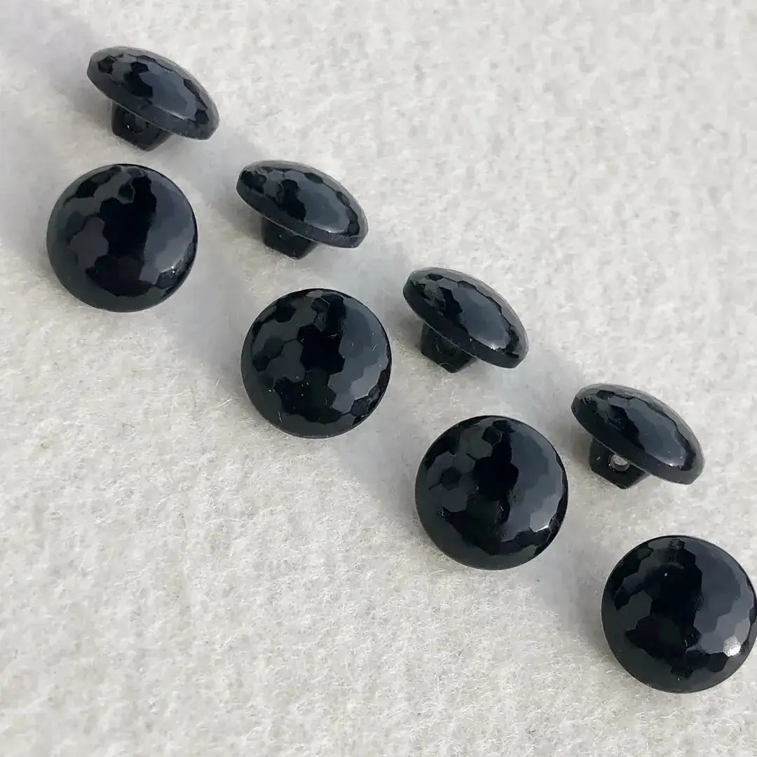 Trachtenknopf aus echtem Glas schwarz No. 50 – Bild 7 – Chiemgauer Heimatwerk Trachten-Onlineshop Trachtenknopf aus echtem Glas schwarz No. 50 - Bild 7 - Chiemgauer Heimatwerk Trachten-Onlineshop