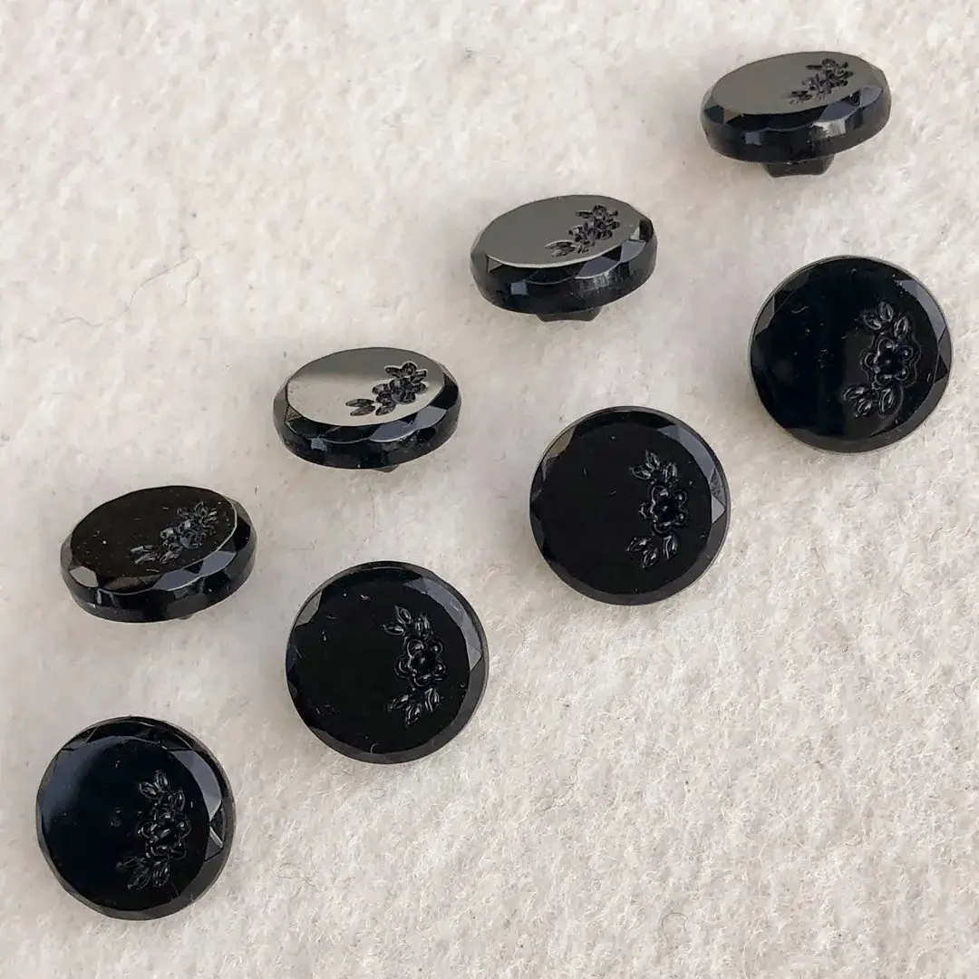 Trachtenknopf aus echtem Glas schwarz No. 6 – Bild 17 – Chiemgauer Heimatwerk Trachten-Onlineshop Trachtenknopf aus echtem Glas schwarz No. 6 - Bild 17 - Chiemgauer Heimatwerk Trachten-Onlineshop