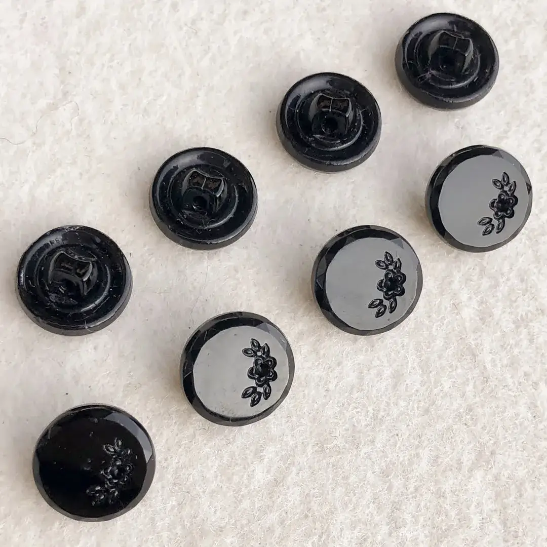 Trachtenknopf aus echtem Glas schwarz No. 6 – Bild 23 – Chiemgauer Heimatwerk Trachten-Onlineshop Trachtenknopf aus echtem Glas schwarz No. 6 - Bild 23 - Chiemgauer Heimatwerk Trachten-Onlineshop