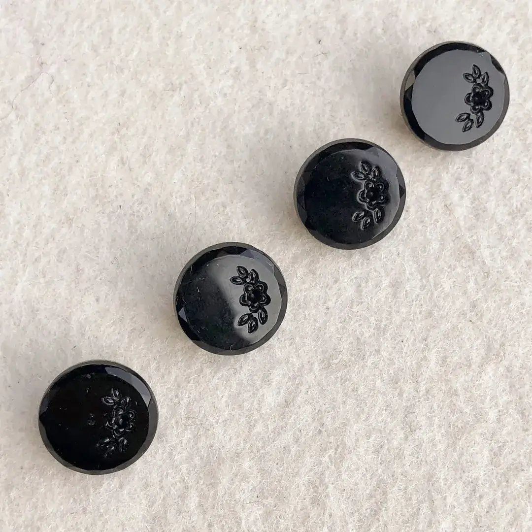 Trachtenknopf aus echtem Glas schwarz No. 6 – Bild 25 – Chiemgauer Heimatwerk Trachten-Onlineshop Trachtenknopf aus echtem Glas schwarz No. 6 - Bild 25 - Chiemgauer Heimatwerk Trachten-Onlineshop