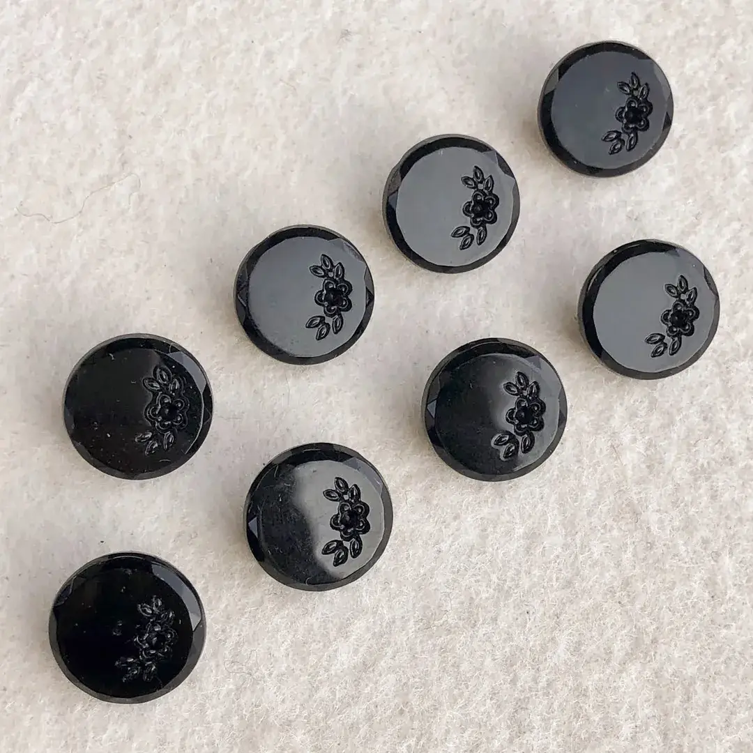 Trachtenknopf aus echtem Glas schwarz No. 6 – Bild 6 – Chiemgauer Heimatwerk Trachten-Onlineshop Trachtenknopf aus echtem Glas schwarz No. 6 - Bild 6 - Chiemgauer Heimatwerk Trachten-Onlineshop