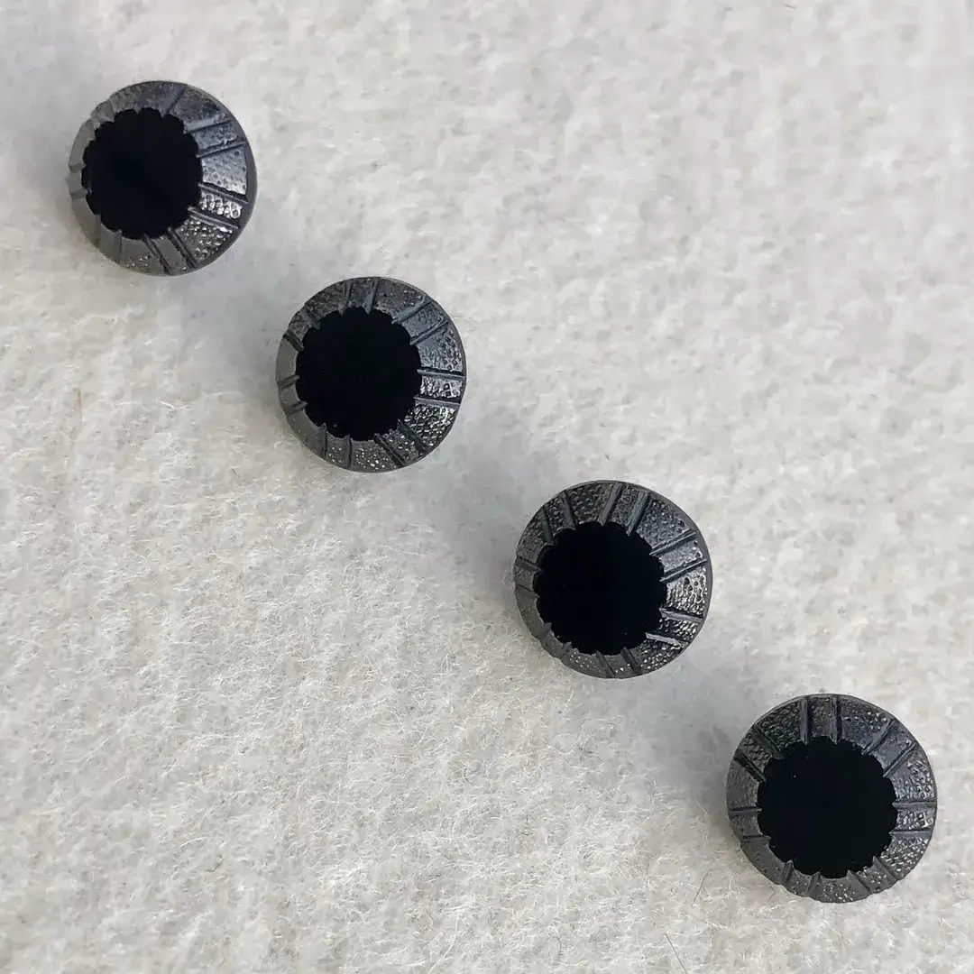 Trachtenknopf aus echtem Glas schwarz-platin No. 13 – Bild 17 – Chiemgauer Heimatwerk Trachten-Onlineshop Trachtenknopf aus echtem Glas schwarz-platin No. 13 - Bild 17 - Chiemgauer Heimatwerk Trachten-Onlineshop