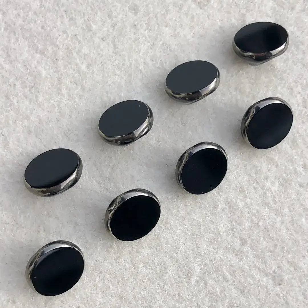 Trachtenknopf aus echtem Glas schwarz-platin No. 9 – Bild 21 – Chiemgauer Heimatwerk Trachten-Onlineshop Trachtenknopf aus echtem Glas schwarz-platin No. 9 - Bild 21 - Chiemgauer Heimatwerk Trachten-Onlineshop