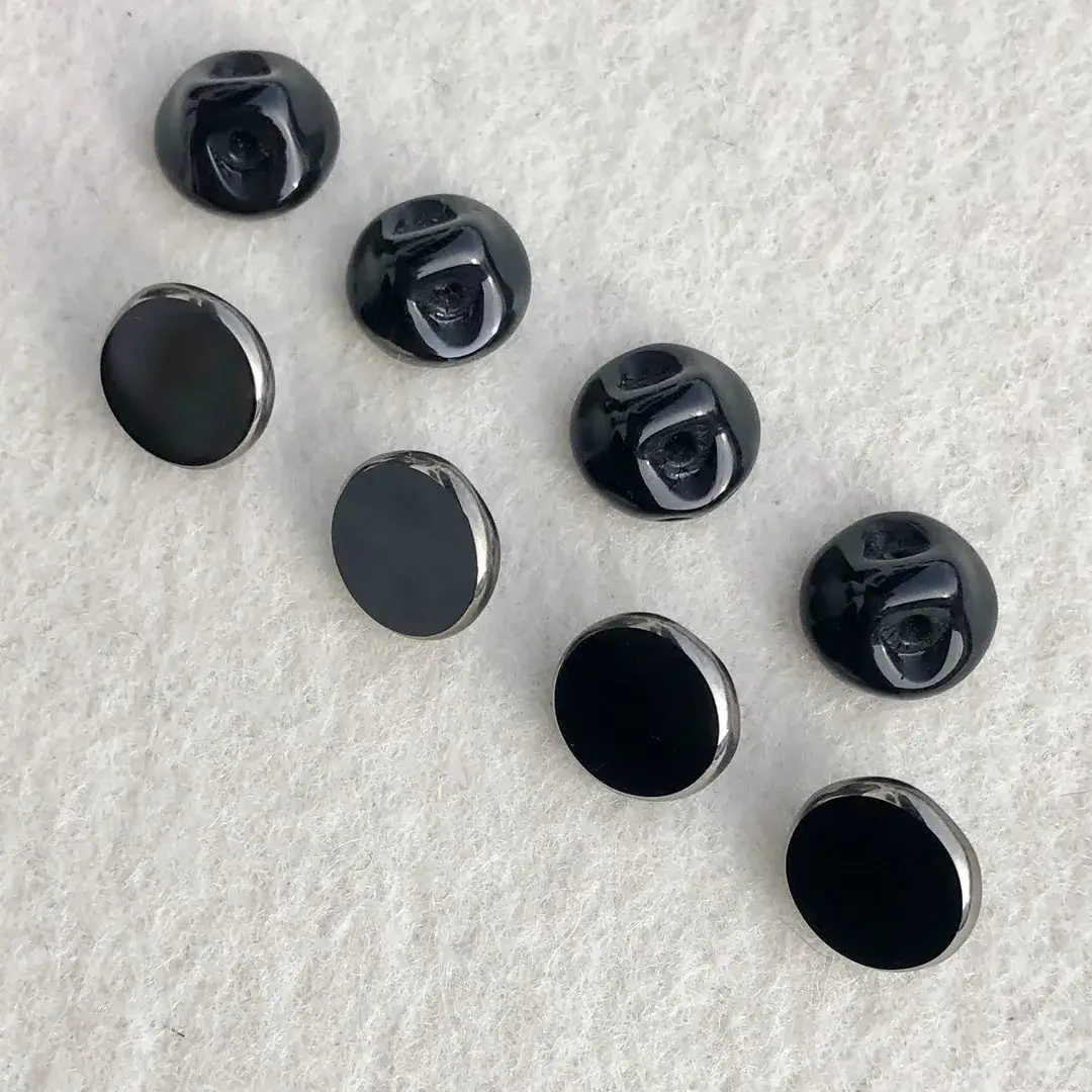 Trachtenknopf aus echtem Glas schwarz-platin No. 9 – Bild 4 – Chiemgauer Heimatwerk Trachten-Onlineshop Trachtenknopf aus echtem Glas schwarz-platin No. 9 - Bild 4 - Chiemgauer Heimatwerk Trachten-Onlineshop