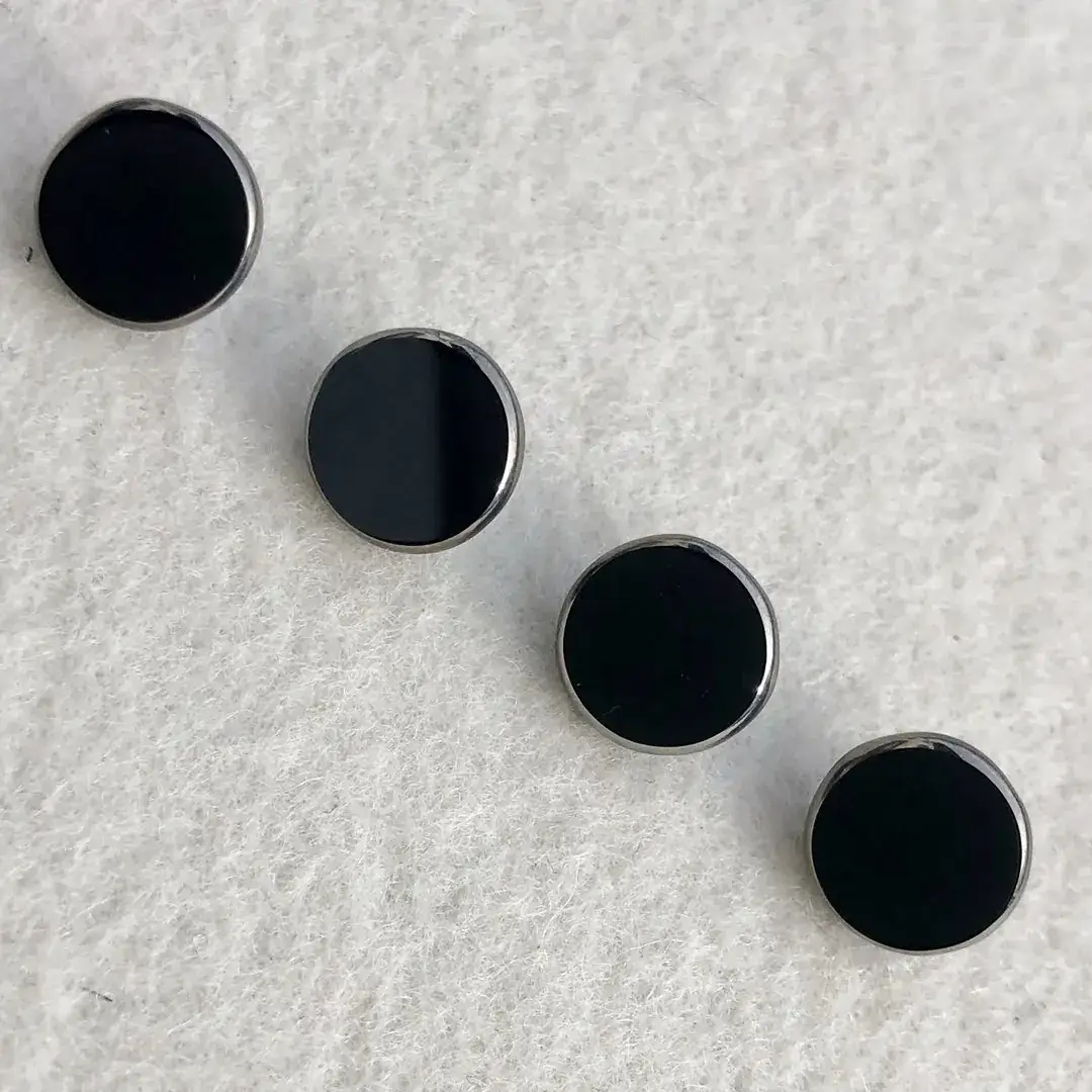 Trachtenknopf aus echtem Glas schwarz-platin No. 9 – Bild 8 – Chiemgauer Heimatwerk Trachten-Onlineshop Trachtenknopf aus echtem Glas schwarz-platin No. 9 - Bild 8 - Chiemgauer Heimatwerk Trachten-Onlineshop