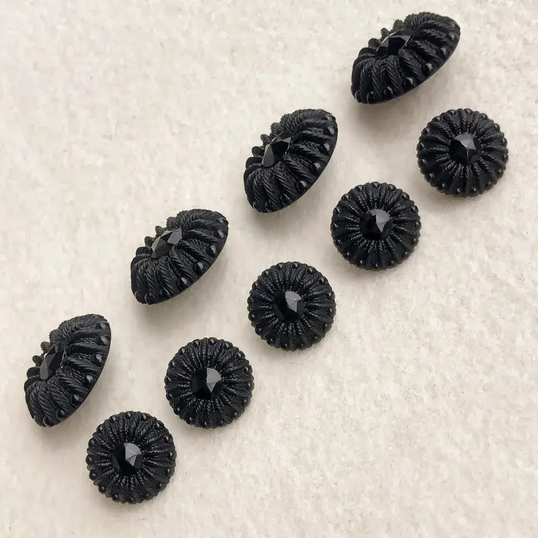 Trachtenknopf in Posamentenoptik schwarz No. 1 – Bild 19 – Chiemgauer Heimatwerk Trachten-Onlineshop Trachtenknopf in Posamentenoptik schwarz No. 1 - Bild 19 - Chiemgauer Heimatwerk Trachten-Onlineshop