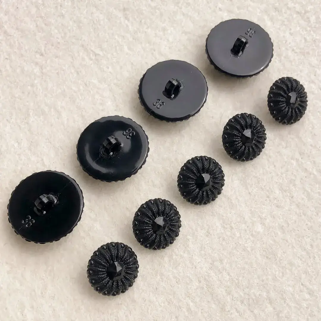 Trachtenknopf in Posamentenoptik schwarz No. 1 – Bild 6 – Chiemgauer Heimatwerk Trachten-Onlineshop Trachtenknopf in Posamentenoptik schwarz No. 1 - Bild 6 - Chiemgauer Heimatwerk Trachten-Onlineshop