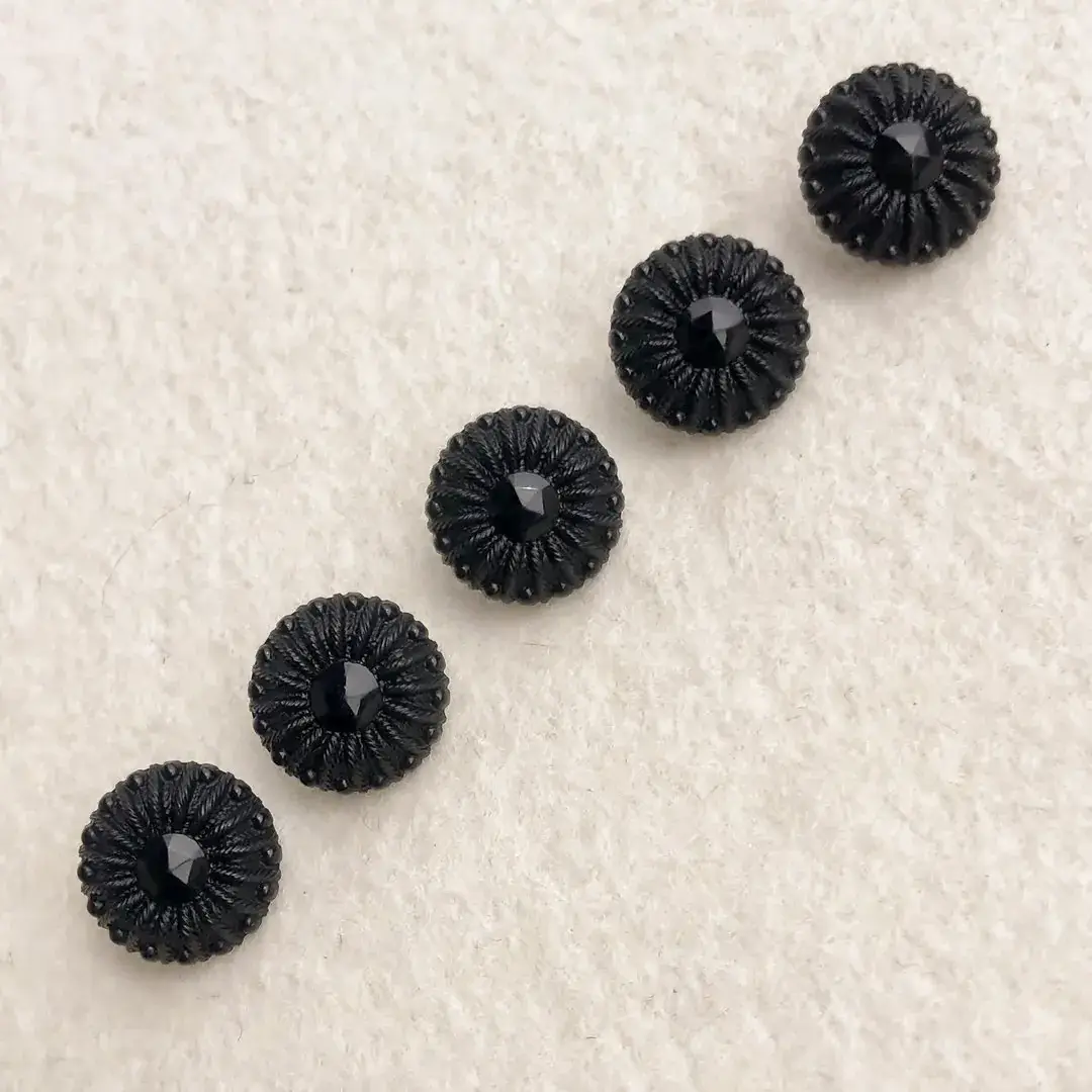 Trachtenknopf in Posamentenoptik schwarz No. 1 – Bild 7 – Chiemgauer Heimatwerk Trachten-Onlineshop Trachtenknopf in Posamentenoptik schwarz No. 1 - Bild 7 - Chiemgauer Heimatwerk Trachten-Onlineshop