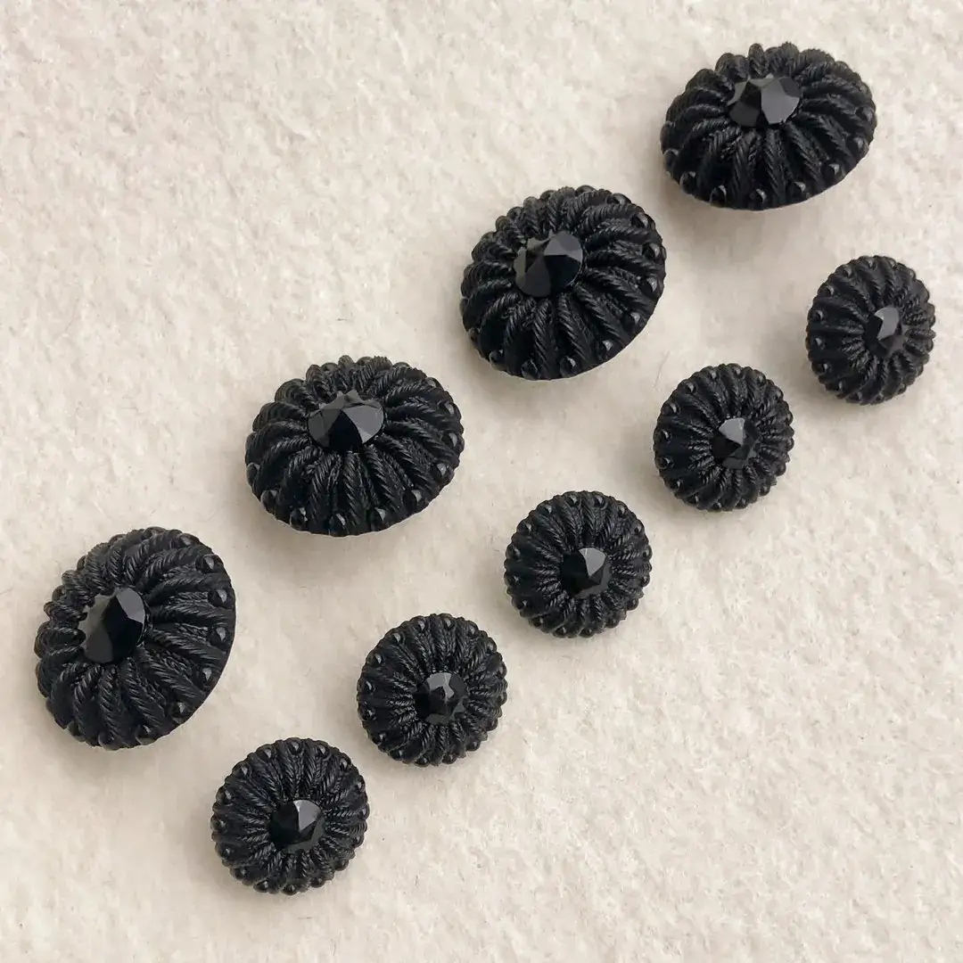 Trachtenknopf in Posamentenoptik schwarz No. 2 – Bild 19 – Chiemgauer Heimatwerk Trachten-Onlineshop Trachtenknopf in Posamentenoptik schwarz No. 2 - Bild 19 - Chiemgauer Heimatwerk Trachten-Onlineshop
