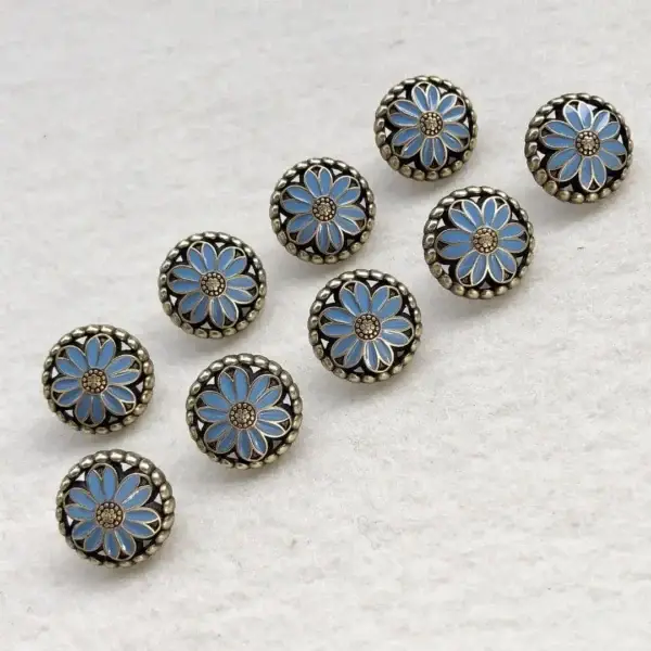 Trachtenknopf mit Emaille Blume himmelblau – Bild 1 – Chiemgauer Heimatwerk Trachten-Onlineshop Trachtenknopf mit Emaille Blume himmelblau - Bild 1 - Chiemgauer Heimatwerk Trachten-Onlineshop