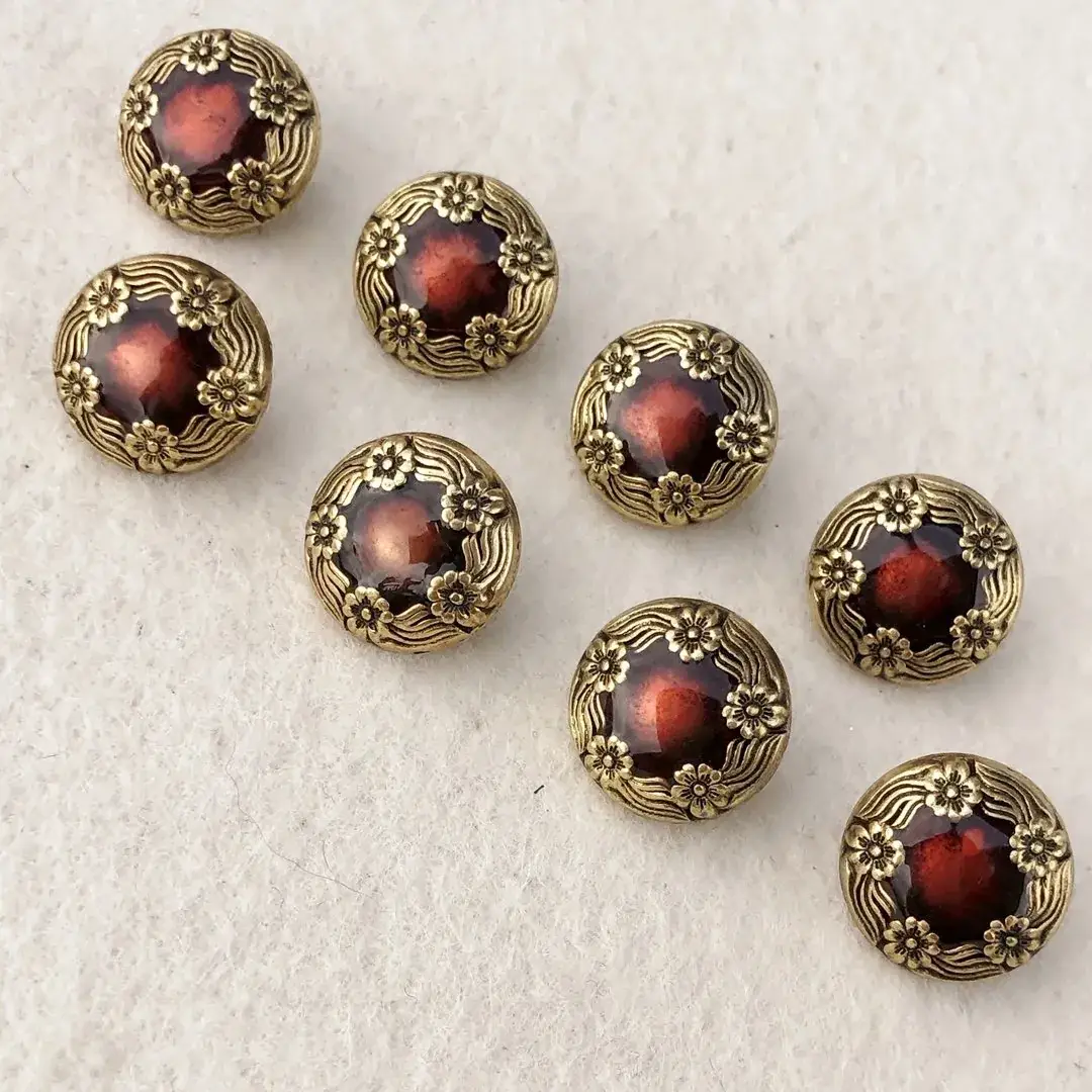 Trachtenknopf mit Emaille Blumenkranz kastanie – Bild 18 – Chiemgauer Heimatwerk Trachten-Onlineshop Trachtenknopf mit Emaille Blumenkranz kastanie - Bild 18 - Chiemgauer Heimatwerk Trachten-Onlineshop