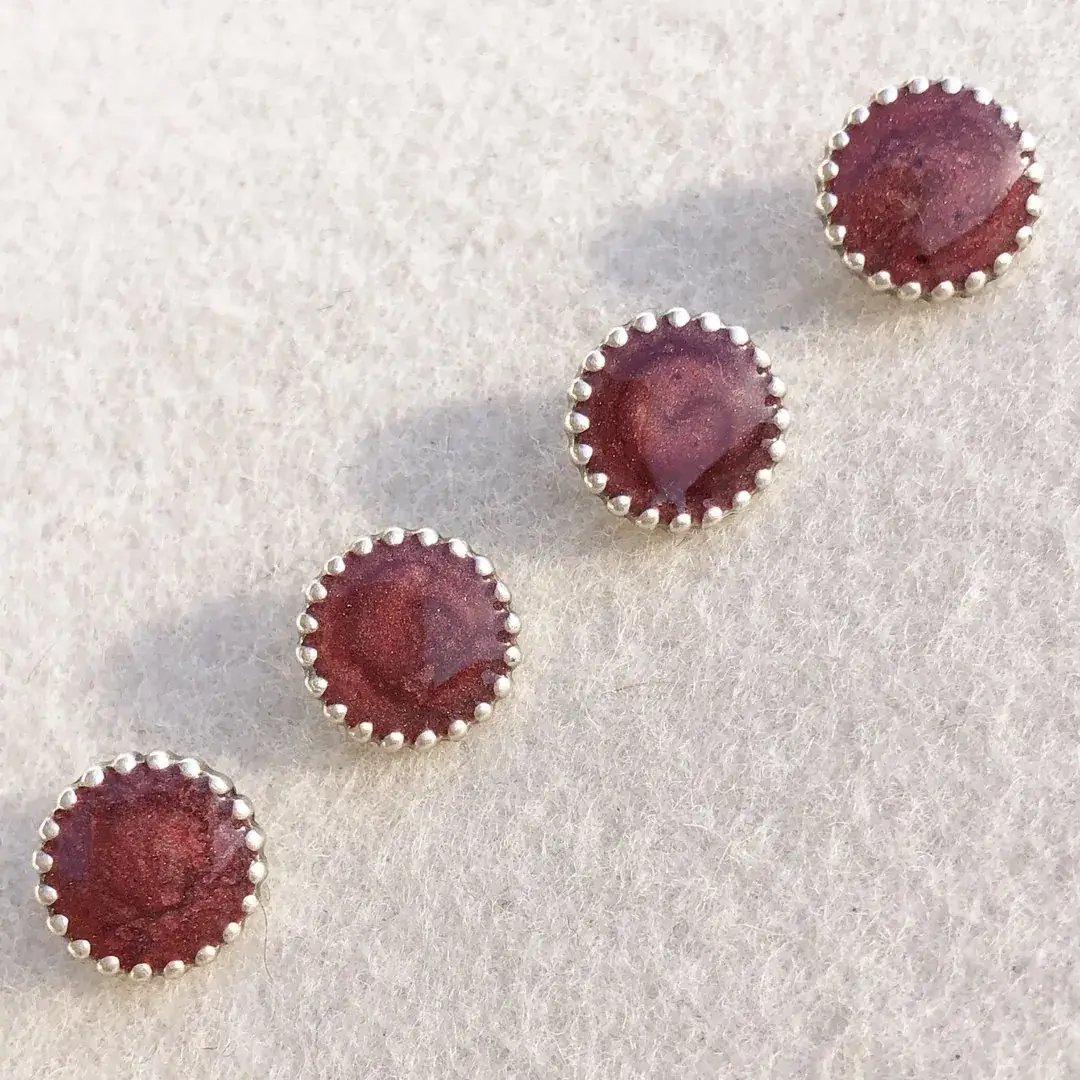 Trachtenknopf mit Emaille in burgund No. 6 – Bild 5 – Chiemgauer Heimatwerk Trachten-Onlineshop Trachtenknopf mit Emaille in burgund No. 6 - Bild 5 - Chiemgauer Heimatwerk Trachten-Onlineshop