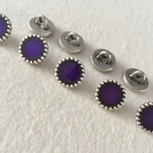 Trachtenknopf mit Emaille in violett No. 10 – Bild 1 – Chiemgauer Heimatwerk Trachten-Onlineshop Trachtenknopf mit Emaille in violett No. 10 - Bild 1 - Chiemgauer Heimatwerk Trachten-Onlineshop