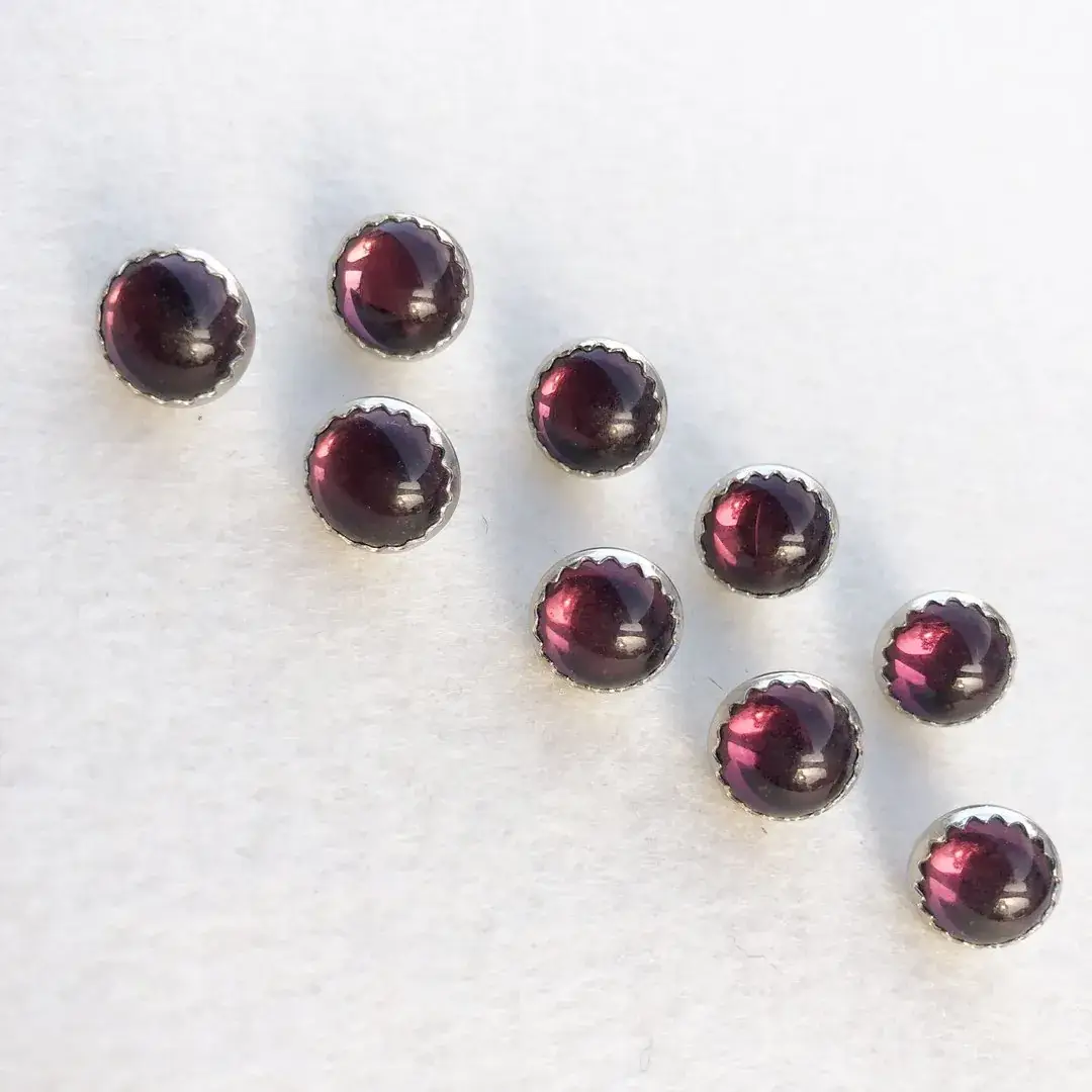 Trachtenknopf mit Glasschmelz in amethyst – Bild 1 – Chiemgauer Heimatwerk Trachten-Onlineshop Trachtenknopf mit Glasschmelz in amethyst - Bild 1 - Chiemgauer Heimatwerk Trachten-Onlineshop