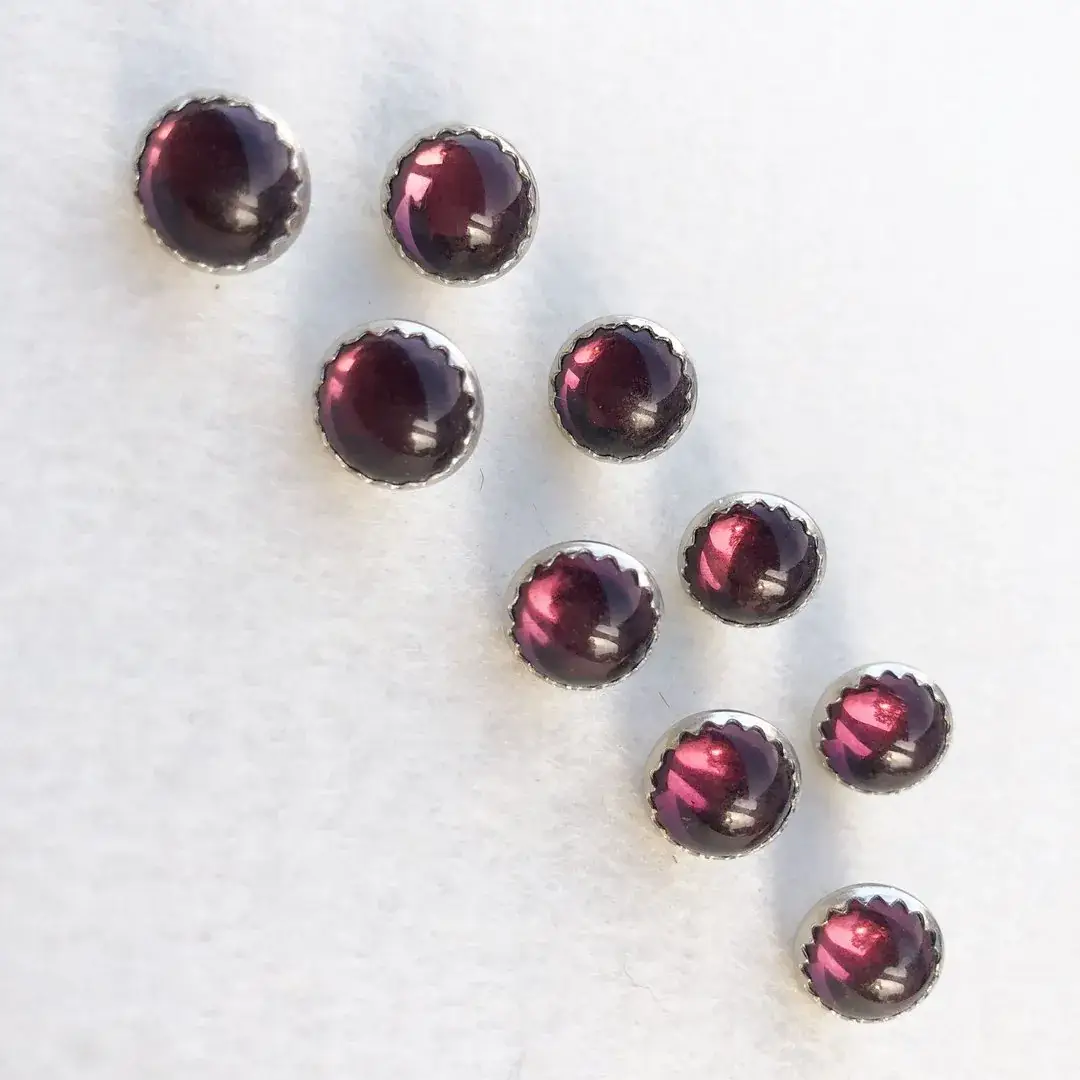 Trachtenknopf mit Glasschmelz in amethyst – Bild 4 – Chiemgauer Heimatwerk Trachten-Onlineshop Trachtenknopf mit Glasschmelz in amethyst - Bild 4 - Chiemgauer Heimatwerk Trachten-Onlineshop