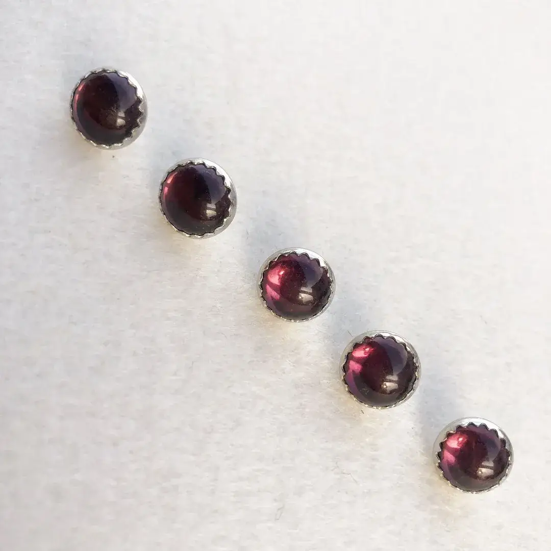 Trachtenknopf mit Glasschmelz in amethyst – Bild 9 – Chiemgauer Heimatwerk Trachten-Onlineshop Trachtenknopf mit Glasschmelz in amethyst - Bild 9 - Chiemgauer Heimatwerk Trachten-Onlineshop