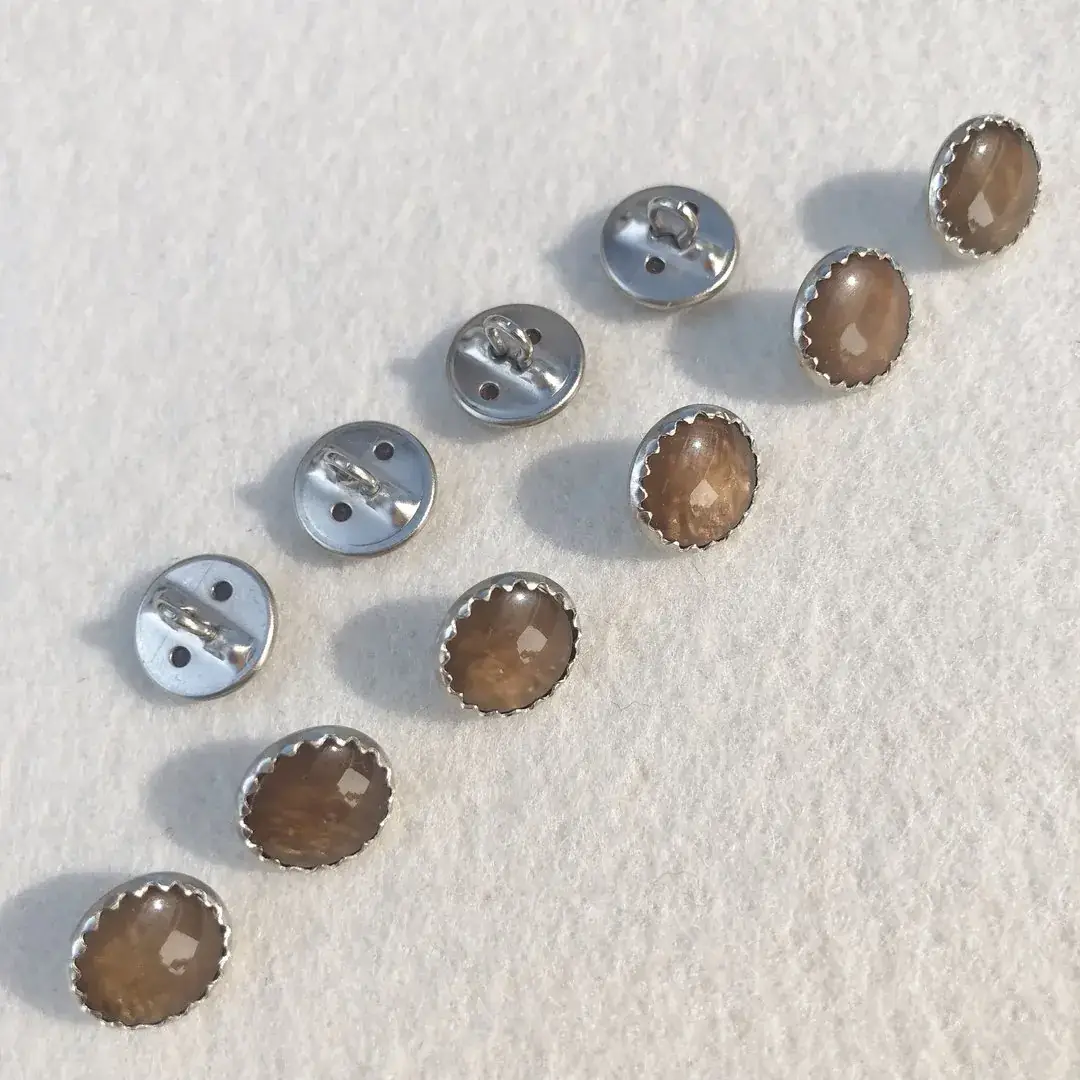 Trachtenknopf mit Glasschmelz in braun – Bild 7 – Chiemgauer Heimatwerk Trachten-Onlineshop Trachtenknopf mit Glasschmelz in braun - Bild 7 - Chiemgauer Heimatwerk Trachten-Onlineshop