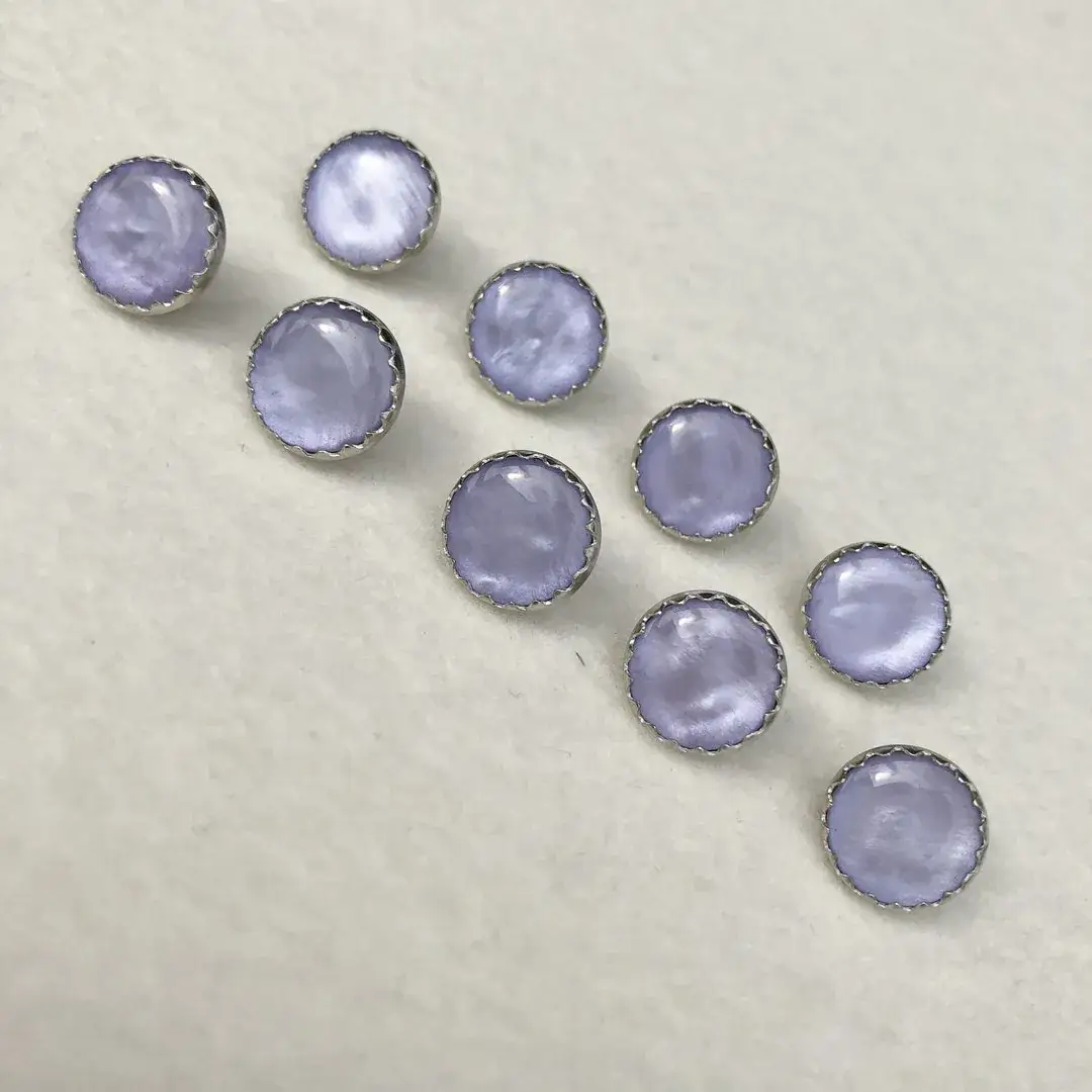 Trachtenknopf mit Glasschmelz in flieder – Bild 1 – Chiemgauer Heimatwerk Trachten-Onlineshop Trachtenknopf mit Glasschmelz in flieder - Bild 1 - Chiemgauer Heimatwerk Trachten-Onlineshop