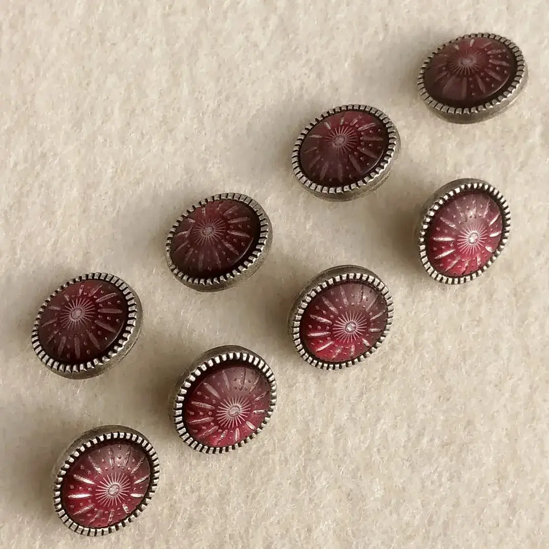 Trachtenknopf mit Ornament in burgund – Bild 16 – Chiemgauer Heimatwerk Trachten-Onlineshop Trachtenknopf mit Ornament in burgund - Bild 16 - Chiemgauer Heimatwerk Trachten-Onlineshop