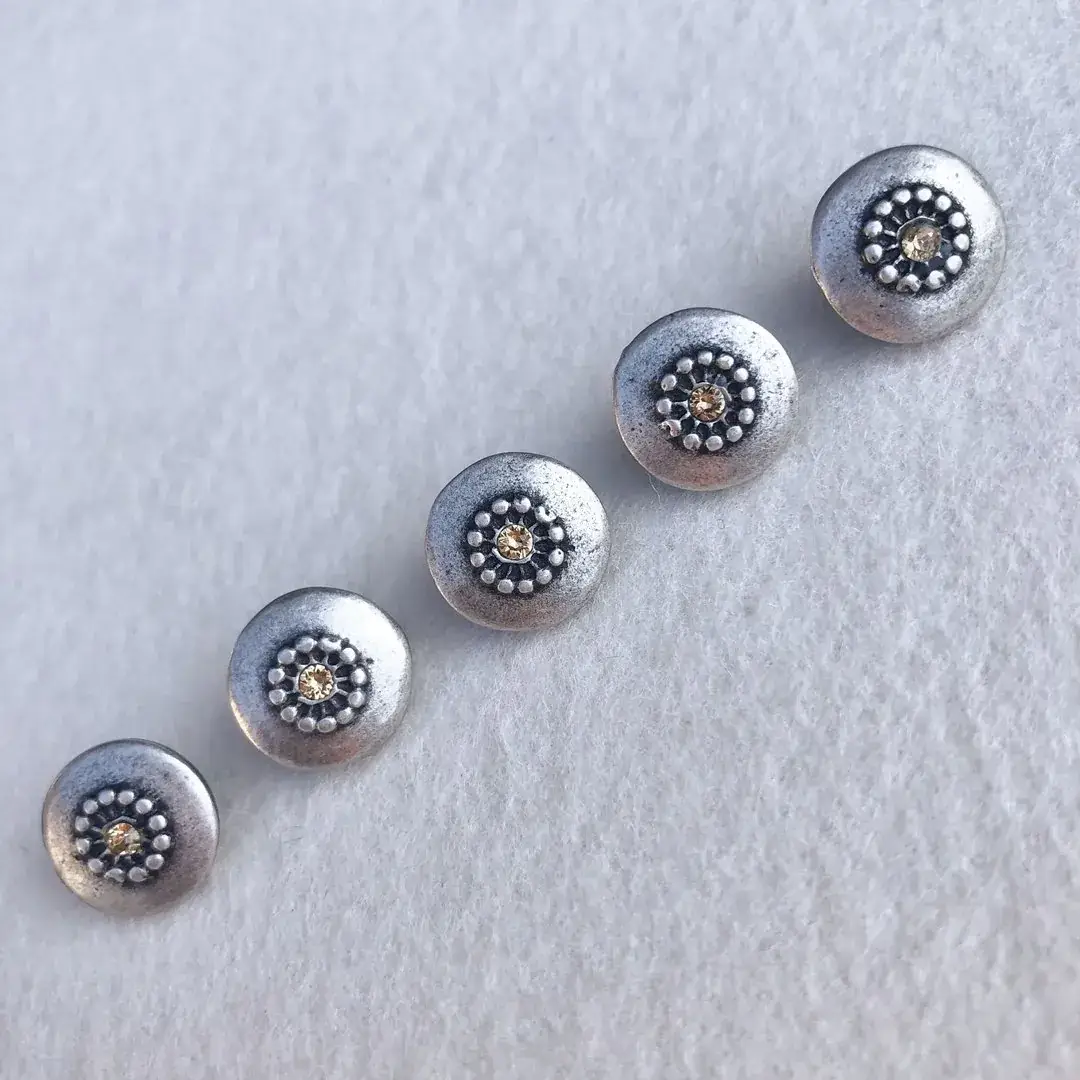 Trachtenknopf mit Swarovski in beige No. 1 – Bild 10 – Chiemgauer Heimatwerk Trachten-Onlineshop Trachtenknopf mit Swarovski in beige No. 1 - Bild 10 - Chiemgauer Heimatwerk Trachten-Onlineshop