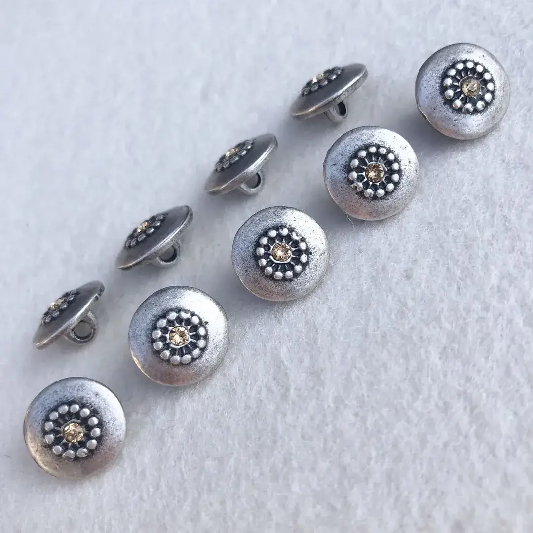 Trachtenknopf mit Swarovski in beige No. 1 – Bild 7 – Chiemgauer Heimatwerk Trachten-Onlineshop Trachtenknopf mit Swarovski in beige No. 1 - Bild 7 - Chiemgauer Heimatwerk Trachten-Onlineshop