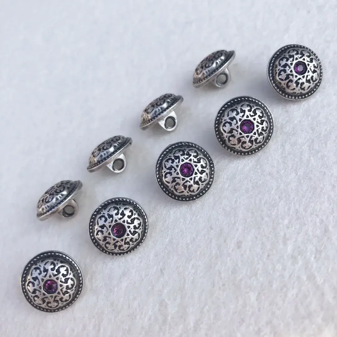 Trachtenknopf mit Swarovski Stein amethyst No. 2 – Bild 6 – Chiemgauer Heimatwerk Trachten-Onlineshop Trachtenknopf mit Swarovski Stein amethyst No. 2 - Bild 6 - Chiemgauer Heimatwerk Trachten-Onlineshop