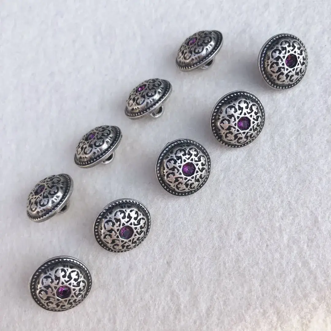 Trachtenknopf mit Swarovski Stein amethyst No. 2 – Bild 8 – Chiemgauer Heimatwerk Trachten-Onlineshop Trachtenknopf mit Swarovski Stein amethyst No. 2 - Bild 8 - Chiemgauer Heimatwerk Trachten-Onlineshop