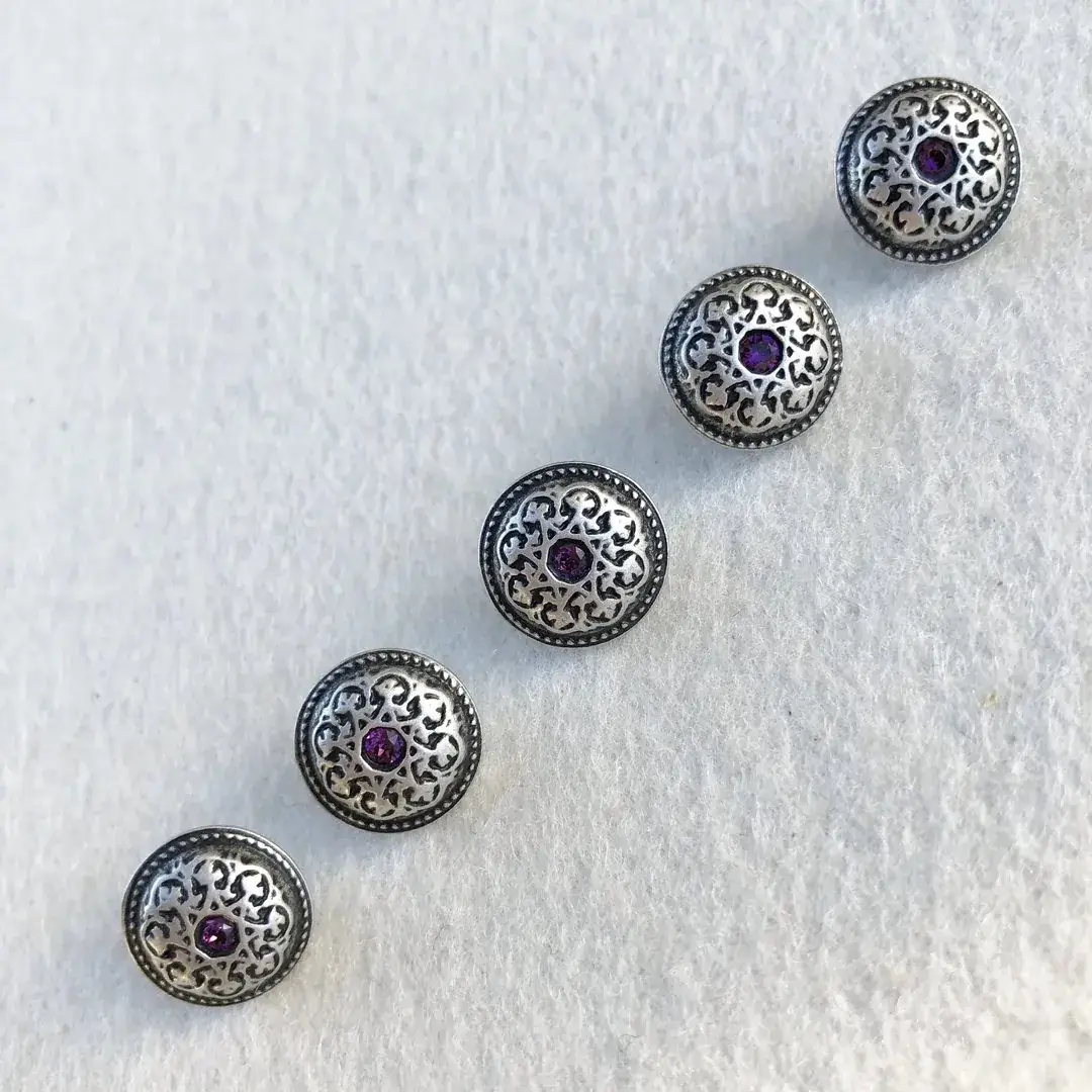 Trachtenknopf mit Swarovski Stein amethyst No. 2 – Bild 9 – Chiemgauer Heimatwerk Trachten-Onlineshop Trachtenknopf mit Swarovski Stein amethyst No. 2 - Bild 9 - Chiemgauer Heimatwerk Trachten-Onlineshop
