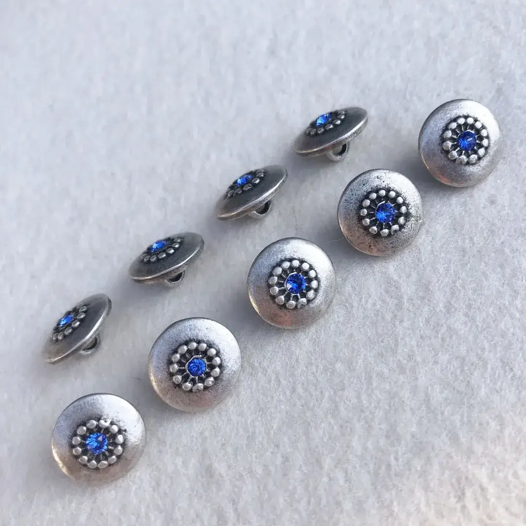Trachtenknopf mit Swarovski Stein blau No. 1 – Bild 7 – Chiemgauer Heimatwerk Trachten-Onlineshop Trachtenknopf mit Swarovski Stein blau No. 1 - Bild 7 - Chiemgauer Heimatwerk Trachten-Onlineshop